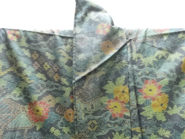  家屋に草花模様織出し本場泥大島紬着物